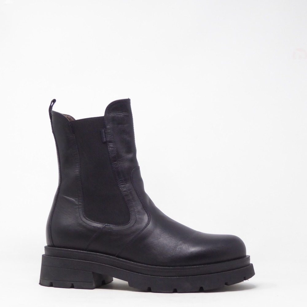 NeroGiardini Womens Chelsea Boots Black Leather Lug Sole Size 39 / 8